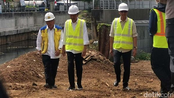 Momen Jokowi Tinjau Sodetan Ciliwung yang Mandek 6 Tahun