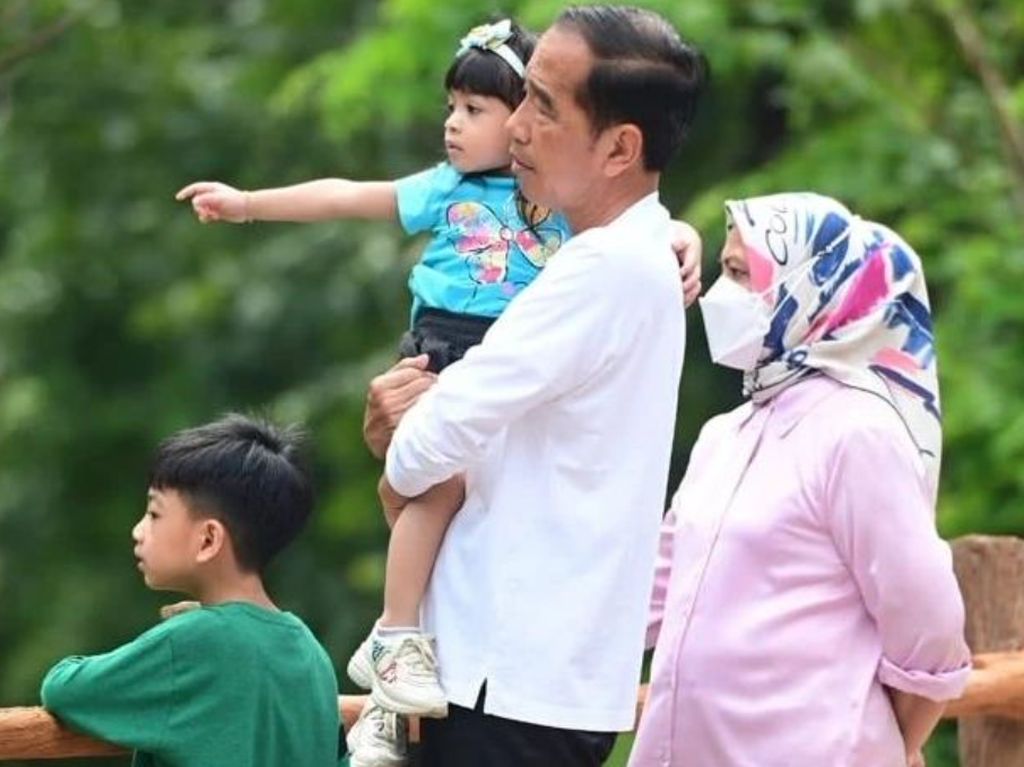 Gaya Iriana Jokowi Liburan Bareng Cucu, Pakai Sepatu Rp 8,2 Juta Gaya Iriana Jokowi Liburan Bareng Cucu, Pakai Sepatu Rp 8,2 Juta