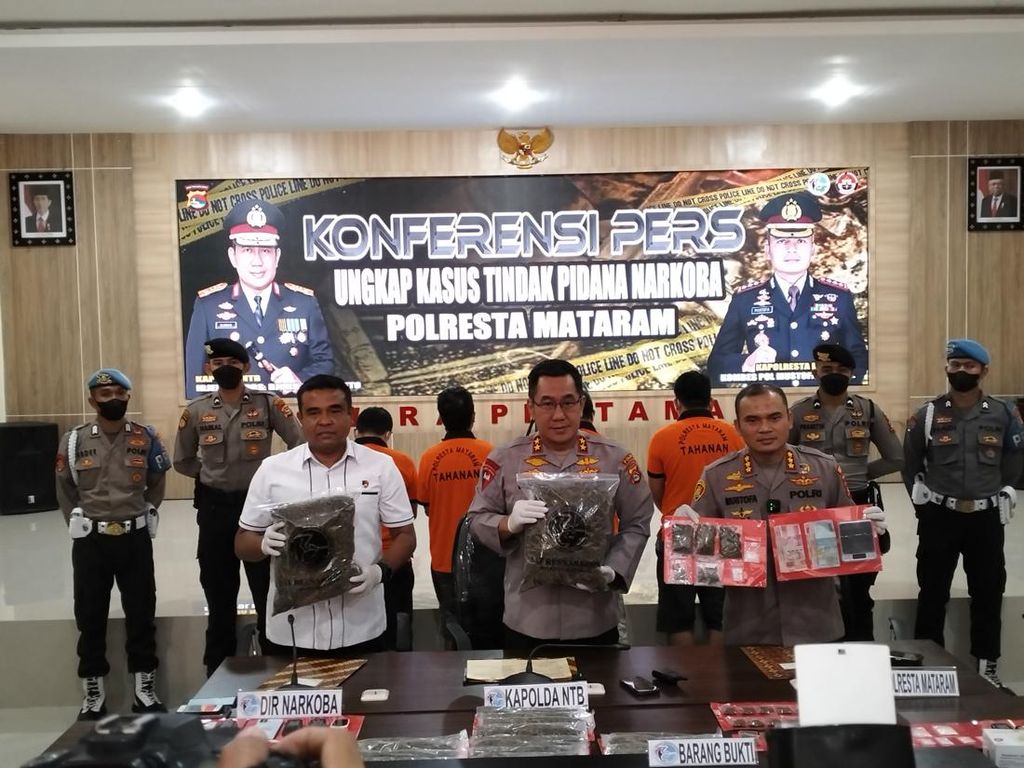 Otak Pengedar Ganja 5 Kg di Mataram Seorang Pekerja Laundry Otak Pengedar Ganja 5 Kg di Mataram Seorang Pekerja Laundry