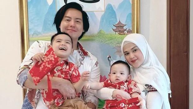 Keluarga Roger Danuarta dan Cut Meyriska Rayakan Imlek