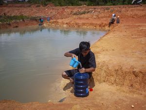 Kesulitan Air Bersih, Warga Batam Terpaksa Tampung Air Hujan