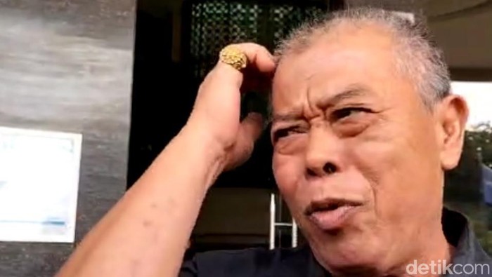 Ketua DPRD Jatim Kusnadi dikala menjawab pertanyaan wartawan sambil garuk-garuk kepala korupsi dana hibah
