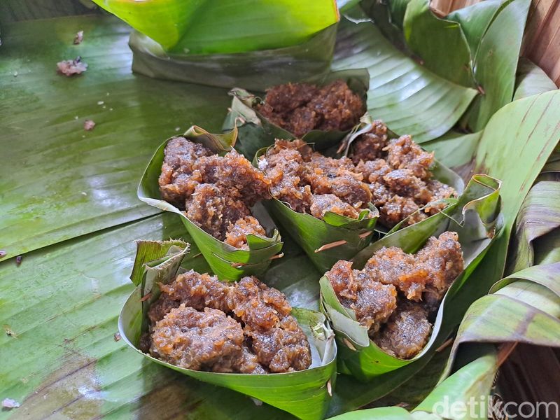 Kicak Kicak merupakan makanan dengan bahan dasar gaplek singkong. Rasa dari kicak ini manis. Makanan berwarna cokelat ini biasanya dihidangkan dengan daun pisang. Foto diunggah Selasa (24/1/2023).