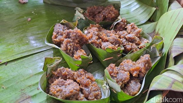 Kicak merupakan makanan dengan bahan dasar gaplek singkong. Rasa dari kicak ini manis. Makanan berwarna cokelat ini biasanya dihidangkan dengan daun pisang. Foto diunggah Selasa (24/1/2023).