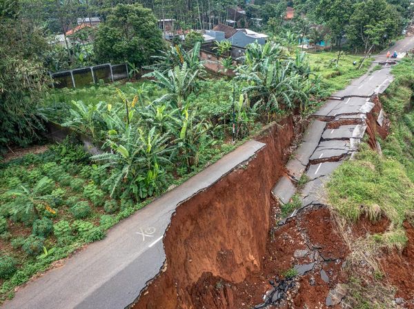 Jalur Alternatif Semarang-Demak yang Terputus Kini Makin Parah