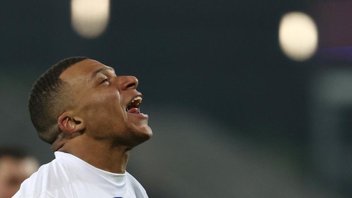 Kylian Mbappe Soccer Football - Coupe de France - Round of 32 - Pays de Cassel v Paris St Germain - Stade Bollaert-Delelis, Lens, France - January 23, 2023 Paris St Germain's Kylian Mbappe celebrates scoring a goal that was later disallowed REUTERS/Yves Herman