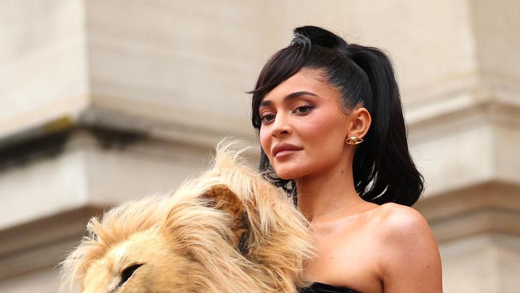 8 Gaya Liar Kylie Jenner Berkepala Singa, Banjir Kritikan dan Pujian