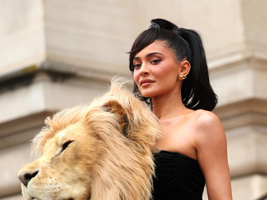 Penampilan Kylie Jenner dan Kepala Singa yang Mencuri Perhatian Penampilan Kylie Jenner dan Kepala Singa yang Mencuri Perhatian