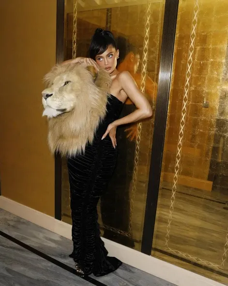 Kylie Jenner pakai gaun kepala singa Schiaparelli haute couture