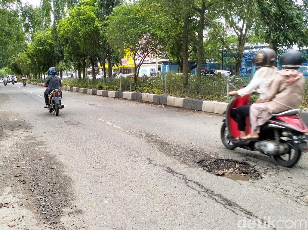 Pemprov-Pemkot Akan Perbaiki Jalan Berlubang di Banda Aceh Pemprov-Pemkot Akan Perbaiki Jalan Berlubang di Banda Aceh
