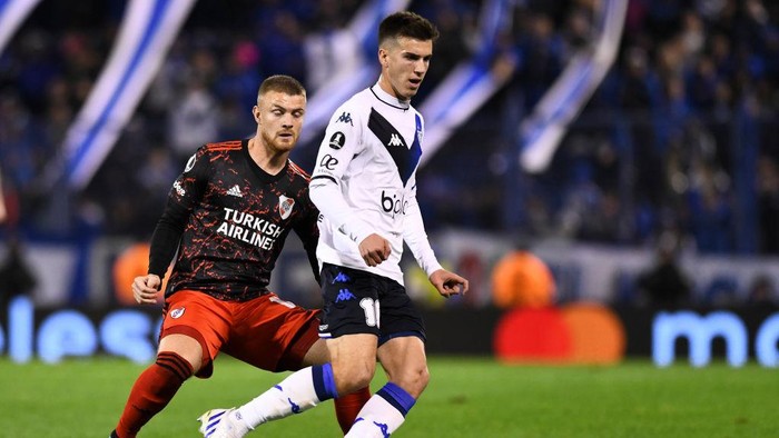 BUENOS AIRES, ARGENTINA - JUNE 29: Lucas Beltran of River Plate challenges Maximo Perrone of Velez during a round of sixteen first leg match between Velez and River Plate as part of Copa CONMEBOL Libertadores 2022 at Jose Amalfitani Stadium on June 29, 2022 in Buenos Aires, Argentina. (Photo by Rodrigo Valle/Getty Images)