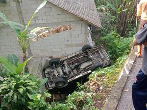 Mogok di Tanjakan, Mobil Terjun ke Jurang di Tawangmangu Karanganyar