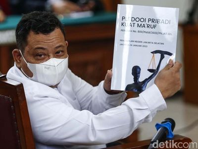 Momen Kuat Maruf Bacakan Sendiri Pleidoinya