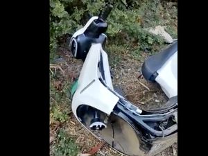 Ngeri! Sokbreker Motor Listrik Murah Ini Tiba-tiba Patah, Pemotor Wanita Babak Belur Ngeri! Sokbreker Motor Listrik Murah Ini Tiba-tiba Patah, Pemotor Wanita Babak Belur