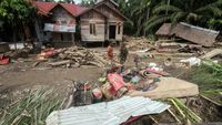 Puing-puing Berserakan Usai Banjir di Aceh Utara