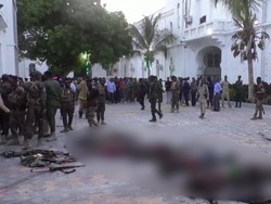 Mayat Bergelimpangan Usai Bom Meledak di Kantor Pemerintahan Somalia