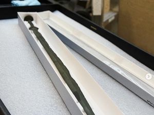 Museum Ini Temukan Pedang Kuno Zaman Perunggu, Berasal dari 3.000 Tahun Lalu