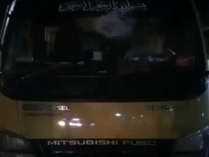 Dua Aksi Pelemparan Kaca Terjadi di Lamongan, Satu Truk Oleng Tabrak Pohon Dua Aksi Pelemparan Kaca Terjadi di Lamongan, Satu Truk Oleng Tabrak Pohon