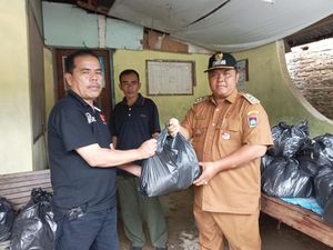 Andre Rosiade Bagi Ribuan Nasi Bungkus ke Korban Banjir Padang-Pariaman Andre Rosiade Bagi Ribuan Nasi Bungkus ke Korban Banjir Padang-Pariaman