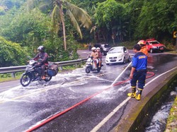 Tumpahan Oli Picu Kecelakaan, Damkartan Siram Jalan dengan 5 Ribu Liter Air
