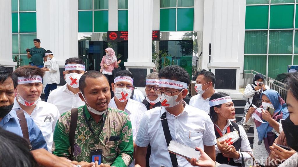 Potret Tergugat Meikarta Pakai Masker Tanda X di PN Jakarta Barat Potret Tergugat Meikarta Pakai Masker Tanda X di PN Jakarta Barat