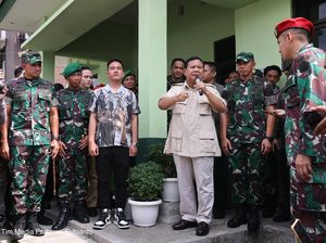 Bareng Gibran, Prabowo Serahkan Motor ke Babinsa di Solo