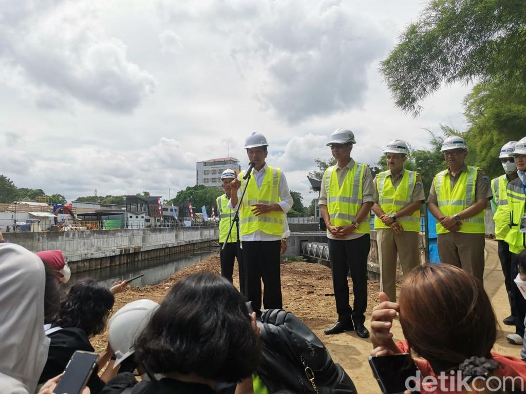 Sodetan Ciliwung Mandek 6 Tahun, Jokowi: Rampung April! Sodetan Ciliwung Mandek 6 Tahun, Jokowi: Rampung April!