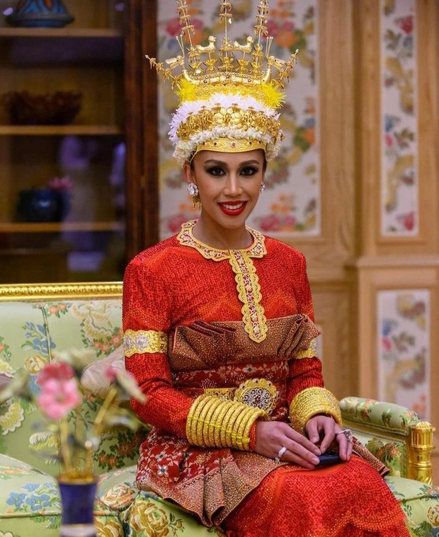 Detail Gaun Pernikahan Putri Azemah Bolkiah