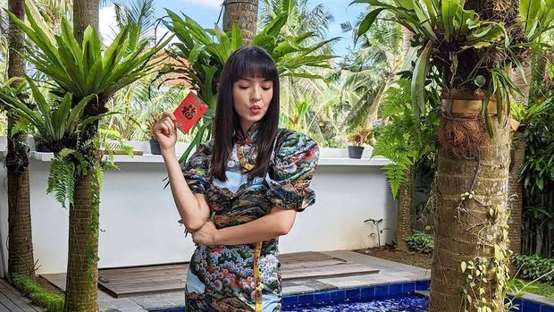 Raline Shah mengenakan gaun cheongsam di perayaan Imlek 2023