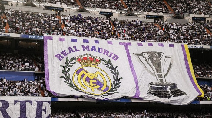 MADRID, SPAIN - OCTOBER 16: Real Madrid Cf fans enjoy the atmosphere prior to the La Liga Santander match between Real Madrid CF and FC Barcelona at Estadio Santiago Bernabeu on October 16, 2022 in Madrid, Spain. (Photo by David Ramos/Getty Images)