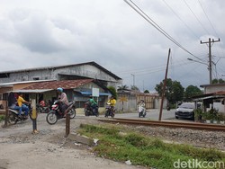 Pengendara Motor Tewas Tertabrak Kereta Api di Rel Tanpa Plang di Medan