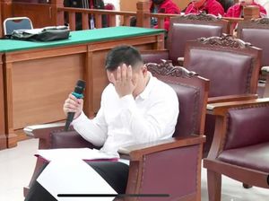 Tangis Ricky Rizal Sampaikan Pesan untuk Anak-Istri saat Baca Pleidoi Tangis Ricky Rizal Sampaikan Pesan untuk Anak-Istri saat Baca Pleidoi