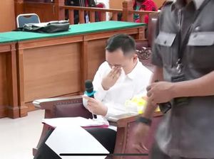 Nangis Baca Pleidoi, Ricky Rizal Ngaku Tak Tahu Rencana Bunuh Yosua Nangis Baca Pleidoi, Ricky Rizal Ngaku Tak Tahu Rencana Bunuh Yosua