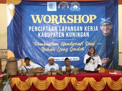 Pendukung Sandiaga Gelar Pelatihan Kerajinan Eceng Gondok di Kuningan