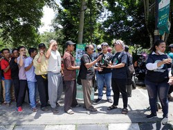 Kowarteg Indonesia Dukung Ganjar Berbagi Makanan buat Warga di Soreang