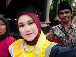 Keren! Anak Buruh Ternak Ayam Lulus dengan IPK 3,97 di Unsoed