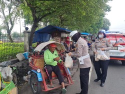 Pulihkan Ekonomi, Polisi Borong Nasi Bungkus untuk Tukang Becak di Jombang