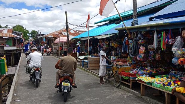 Warga Distrik Agats di Kabupaten Asmat, Papua Selatan mengandalkan sepeda listrik saat kesulitasn akses BBM.