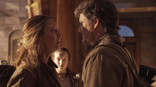 Anna Torv, Bella Ramsey dan Pedro Pascal dalam episode 2 serial The Last of Us (2023).