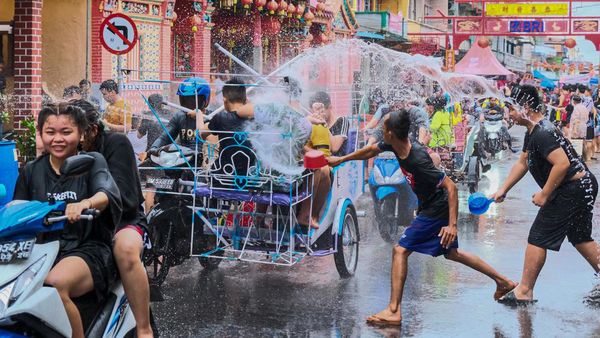 Serunya Main Basah-basahan di Festival Perang Air Kepulauan Meranti
