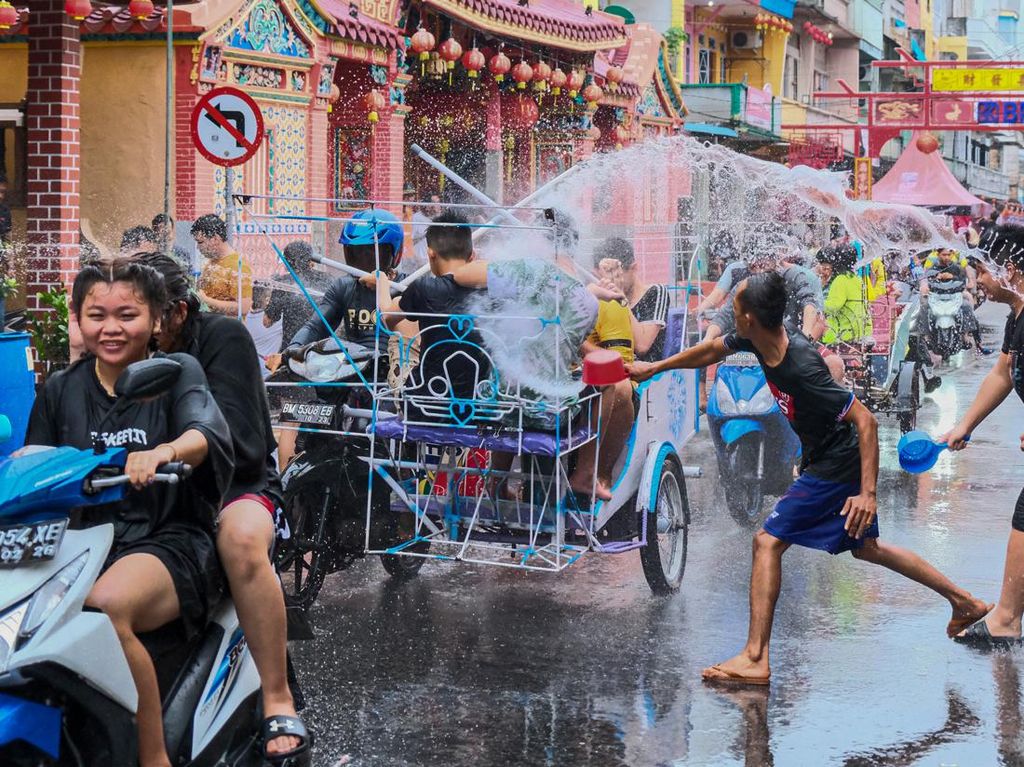 Serunya Main Basah-basahan di Festival Perang Air Kepulauan Meranti Serunya Main Basah-basahan di Festival Perang Air Kepulauan Meranti