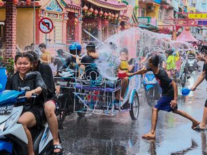 Serunya Main Basah-basahan di Festival Perang Air Kepulauan Meranti Serunya Main Basah-basahan di Festival Perang Air Kepulauan Meranti
