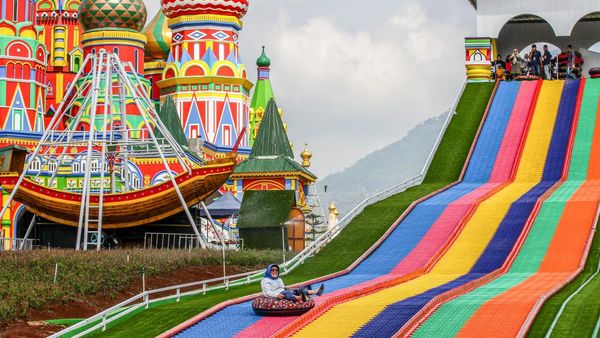 Serunya Meluncur dari Perosotan Pelangi di Taman Bunga Jatinangor