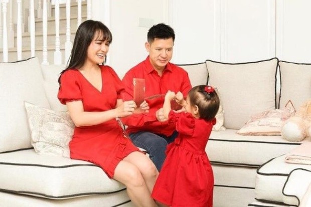 Shandy Aulia Shandy Aulia turut merayakan Imlek bersama keluarga kecilnya