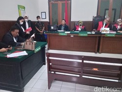 Kronologi Lengkap Pemukulan Mahasiswa Pakai Tongkat Baseball di Sidang Perdana