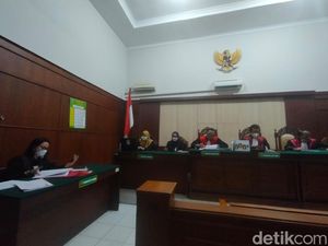 Reaksi Thoha Pembobol BCA saat Hakim Minta Balikin Rp 320 Juta Seminggu Reaksi Thoha Pembobol BCA saat Hakim Minta Balikin Rp 320 Juta Seminggu
