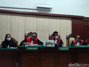 Thoha Dalang Pembobol Rekening BCA Rp 320 Juta Dituntut 4 Tahun Bui Thoha Dalang Pembobol Rekening BCA Rp 320 Juta Dituntut 4 Tahun Bui