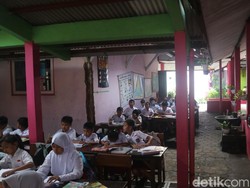 5 Ruang Kelas Rusak Setahun Lebih, Siswa SD di Pati Belajar di Parkiran