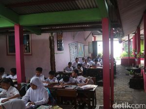 5 Ruang Kelas Atapnya Jebol, Siswa SDN Pati Belajar di Parkiran 5 Ruang Kelas Atapnya Jebol, Siswa SDN Pati Belajar di Parkiran
