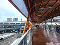 Mantap! Skywalk Terpanjang di Jakarta Sudah Diresmikan Nih...
